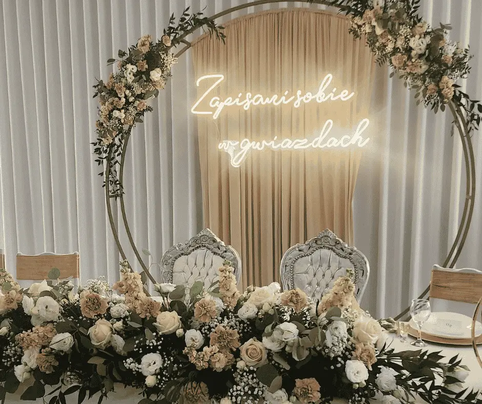 Dekoracja stołu pary młodej na weselu przygotowana przez labirynt rozmaitości